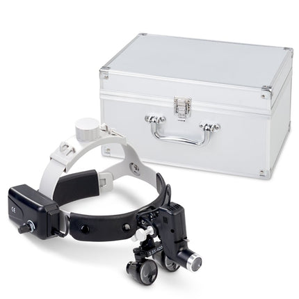 Wireless 3.5X headband loupes in black with protective aluminium storage case

White 3.5X magnifying headset shown with included case for surgical or dental use

Optical loupes inside lightweight aluminium case for secure transport

Magnification headset worn during medical procedure with case visible nearby

Jeweller using 3.5X headband loupes with case shown for storage
